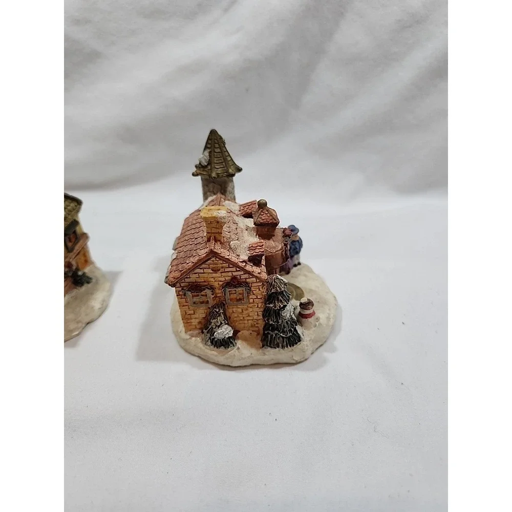 Windsor Collection Resin School & Inn Lot (2) With Christmas Scenes